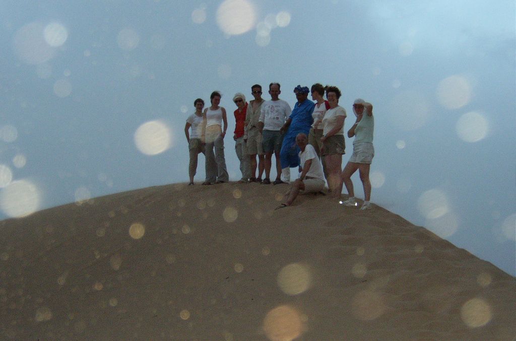 touristes dans la tempête de sable